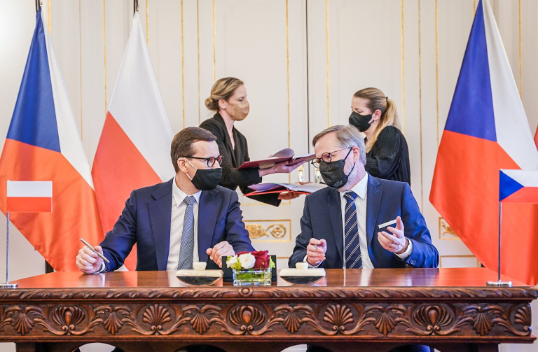 premiéři Polska a České republiky podepisují mezinárodní dohodu
